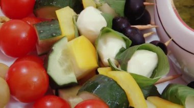 Salatalar, et, balık, meyve, çilek masada.