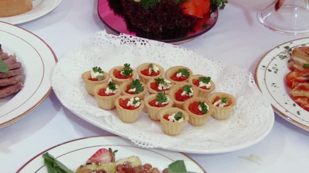 Rode kaviaar en vis aardbeien op tafel. — Stockvideo