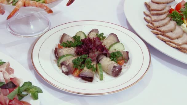 Ensaladas, carne, pescado, fruta, fresas en la mesa . — Vídeo de stock