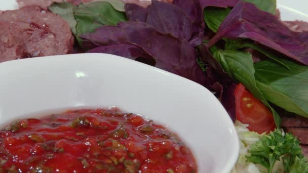 Salate, Fleisch, Fisch, Obst, Erdbeeren auf dem Tisch. — Stockvideo