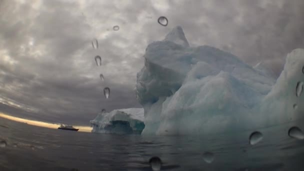 독특한 물 아래 빙산의 촬영 촬영. — 비디오