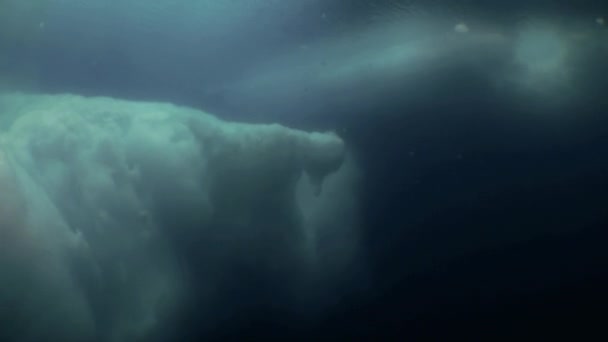Уникальная съемка айсберга под водой . — стоковое видео