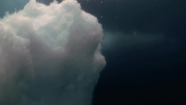 ユニークな水の下で氷山の撮影撮影. — ストック動画