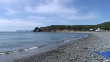 Dalgalar deniz taşlı kayalar plajda sörf. Japonya deniz.