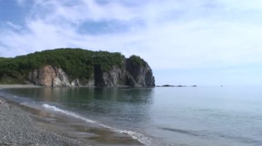 Dalgalar deniz taşlı kayalar plajda sörf. Japonya deniz.