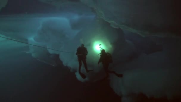 Tauchen in der Arktis am geografischen Nordpol. — Stockvideo