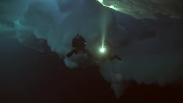 Дайвинг в Арктике на географическом Северном полюсе . — стоковое видео
