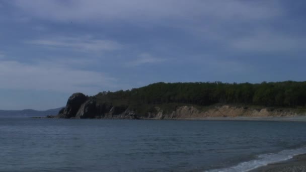 Les vagues de mer surfent sur la plage rocheuse. Mer du Japon .