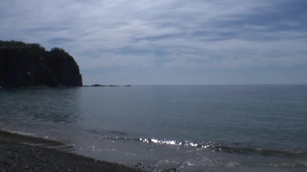 海浪在石质岩石海滩冲浪。日本海域. — 图库视频影像