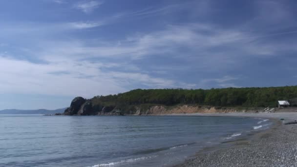 Les vagues de mer surfent sur la plage rocheuse. Mer du Japon .