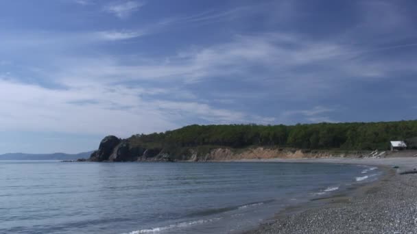 Onde marine surf su rocce pietrose spiaggia. Mare del Giappone . — Video Stock