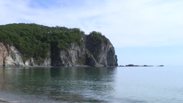 Havet vågor surfa på steniga klippor beach. Japan havet. — Stockvideo