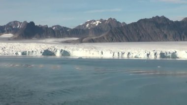 Panorama buzulun okyanus ile sınır üzerinde. Arctic.