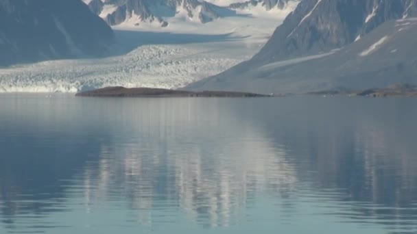Panorama gletsjer op de grens met de Oceaan. Arctic. — Stockvideo