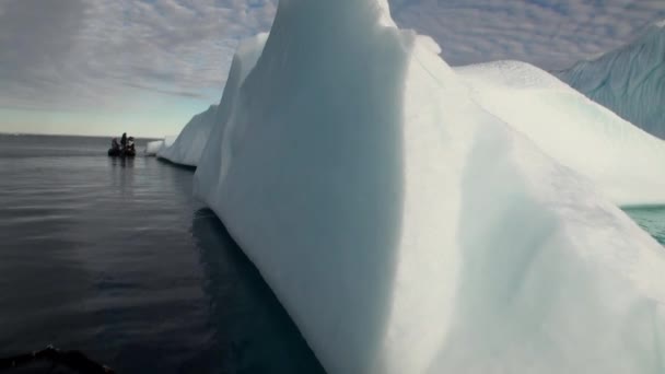 Большие айсберги, плавающие в море вокруг Гренландии . — стоковое видео