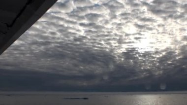 Buzdağları ve Arctic buz arasında Okyanusu günbatımı.