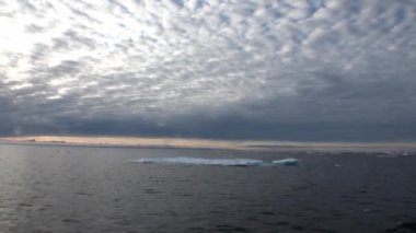 Buzdağları ve Arctic buz arasında Okyanusu günbatımı.