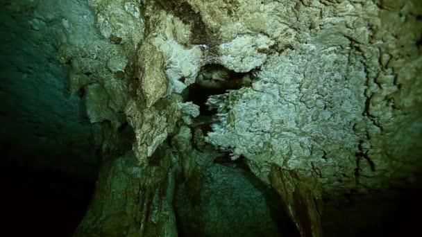 Víz alatti sztalaktiták a mexikói Cenote-ban. — Stock videók