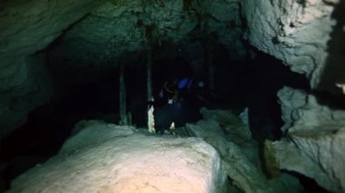 Yucatan Meksika hipotermik sualtı sarkıt.