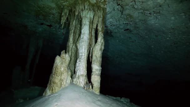 Víz alatti cseppkövek a mexikói Yucatan-cenote. — Stock videók
