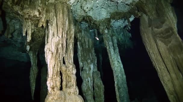 Víz alatti sztalagmitok a mexikói Yucatan-cenote. — Stock videók