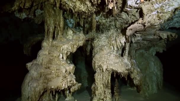 Víz alatti sztalagmitok a mexikói Yucatan-cenote. — Stock videók