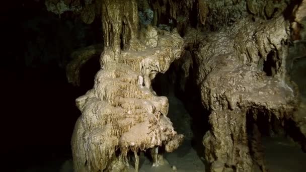 Víz alatti sztalagmitok a mexikói Yucatan-cenote. — Stock videók