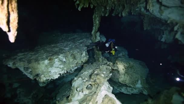 Estalactitas submarinas en Yucatán Cenote mexicano . — Vídeo de stock