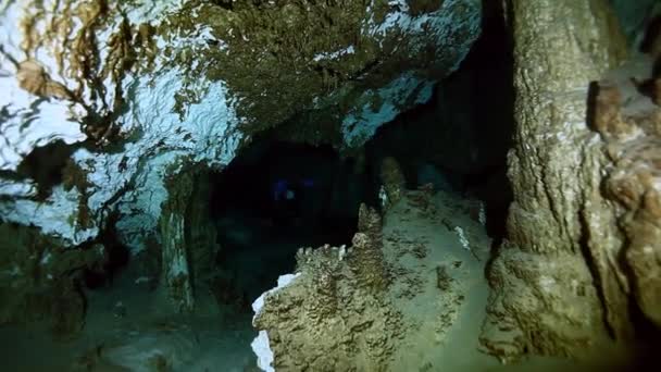 Víz alatti cseppkövek a mexikói Yucatan-cenote. — Stock videók