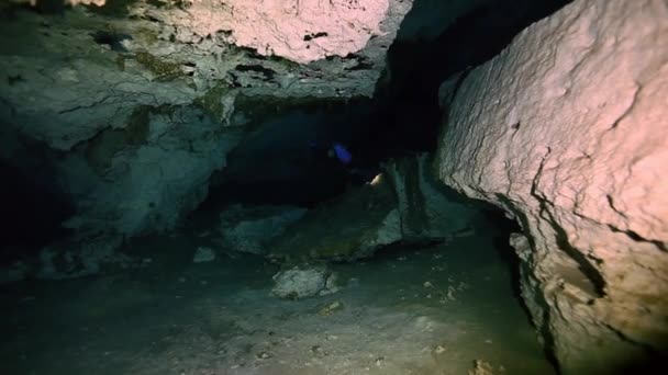 Víz alatti cseppkövek a mexikói Yucatan-cenote. — Stock videók