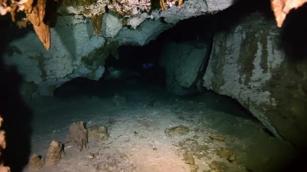 Víz alatti sztalagmitok a mexikói Yucatan-cenote. — Stock videók