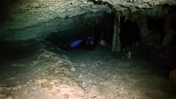 Подводные сталактиты мексиканского сенота Юкатана . — стоковое видео