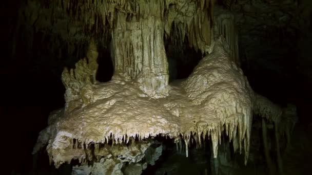 Unterwasser-Stalaktiten in Yucatan mexikanische Cenote. — Stockvideo