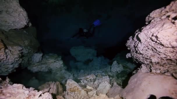 Caverna subaquática em Yucatan mexicano Dos Ojos cenote — Vídeo de Stock