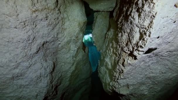 Podziemne jezioro świeże w cenote meksykański Dos Ojos. — Wideo stockowe