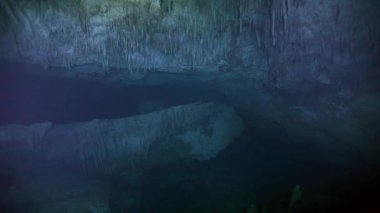 Meksika cenote sualtı sarkıt.