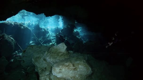 Podzemní jezero čerstvé v mexické Dos Ojos cenote. — Stock video