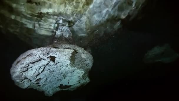 Underwater stalactites in Mexican cenote. — Stock Video