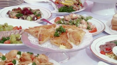 Masada kırmızı havyar ve balık çilek.