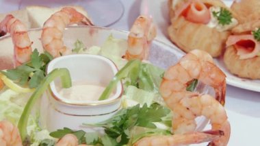 İsveçli masada soslu karides lezzetli salata.