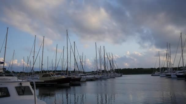 Yates y barcos en Marina de Sibenik en Croacia . — Vídeo de stock