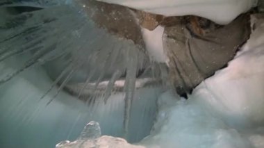 Buz mağarasında buz sarkıtları ve dikitler..