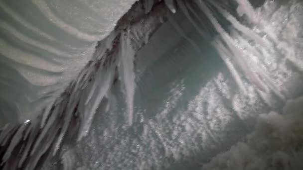 Estalactitas de hielo y estalagmitas en cueva de hielo. — Vídeos de Stock