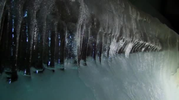 Ledové stalaktity a stalagmity v ledové jeskyni. — Stock video