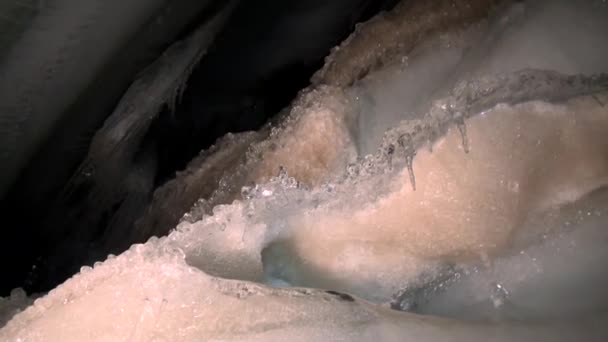 Ledové stalaktity a stalagmity v ledové jeskyni. — Stock video