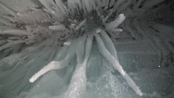 Estalactitas de hielo y estalagmitas en cueva de hielo. — Vídeo de stock