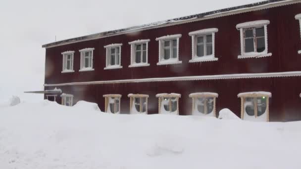 Krajobraz i budynków Barentsburg na Svalbard — Wideo stockowe