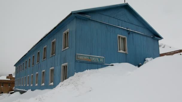 Ландшафт і будівель Barentsburg на острові Svalbard — стокове відео
