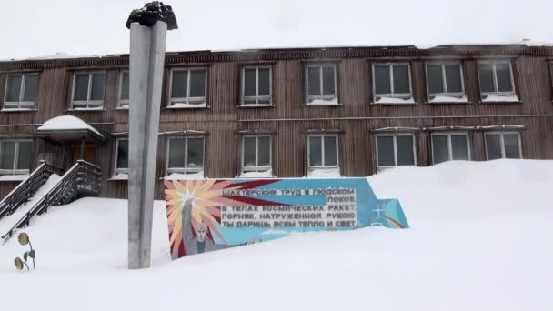 Τοπίο και τα κτίρια του Barentsburg στο Αρχιπέλαγος Σβάλμπαρντ — Αρχείο Βίντεο