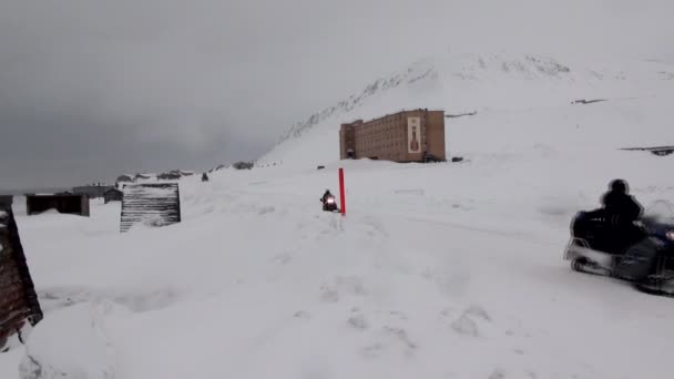 Landschaft und Gebäude der Barentsburg auf Spitzbergen — Stockvideo